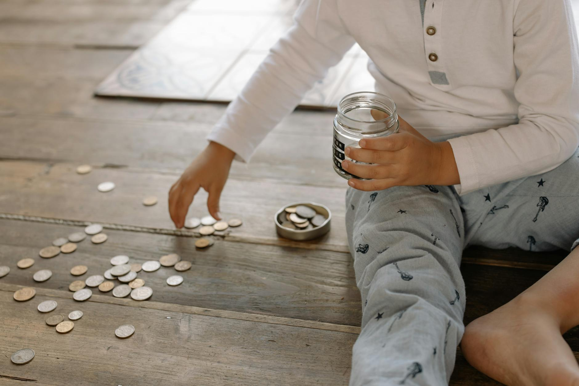 child saving money